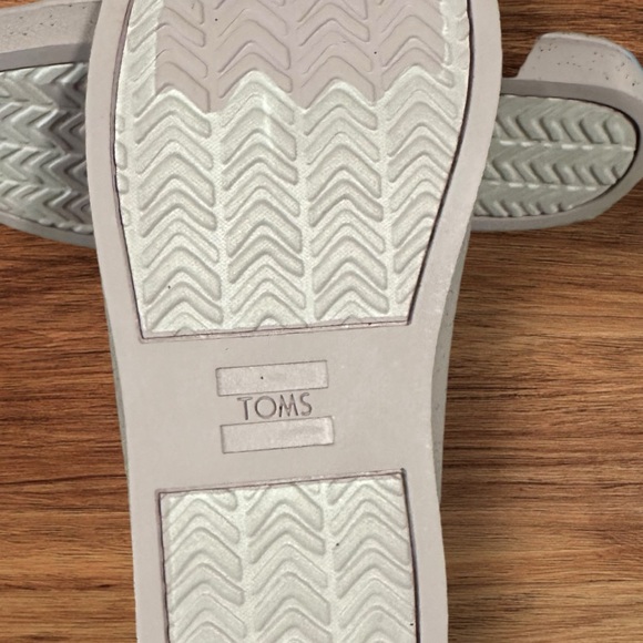 Disney x TOMS Grey Seven Dwarfs Printed Canvas Sneakers Youth Size 2. - Picture 9 of 10